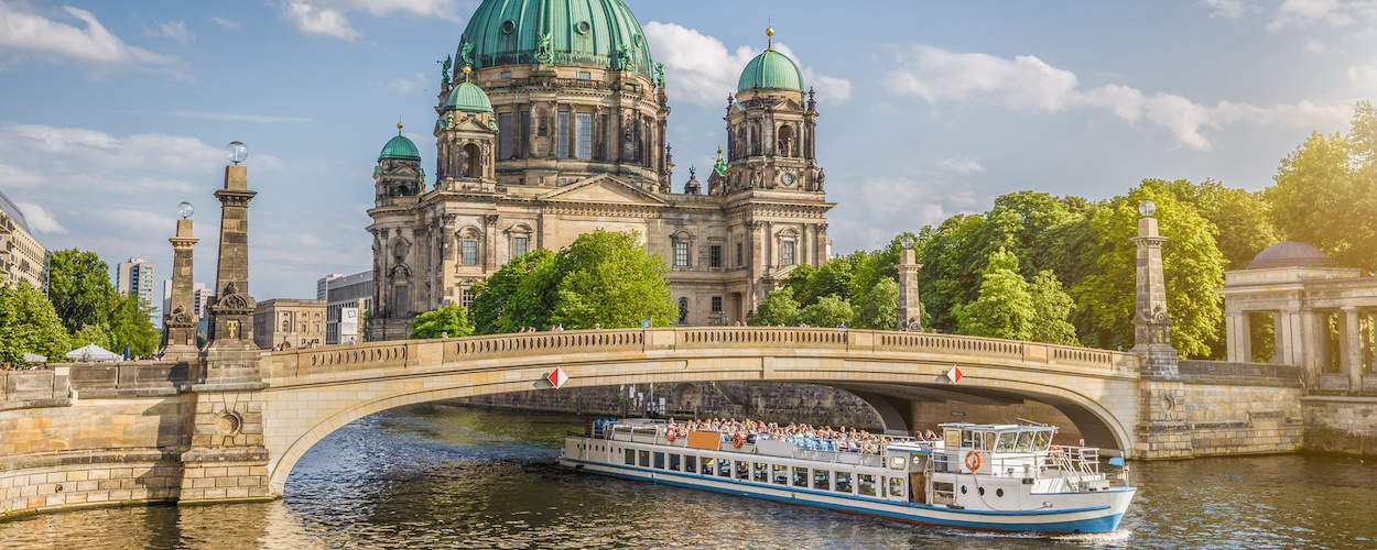 2.5H Spreefahrt Berlin Schiff unter Bruecke Berliner Dom 1250x500