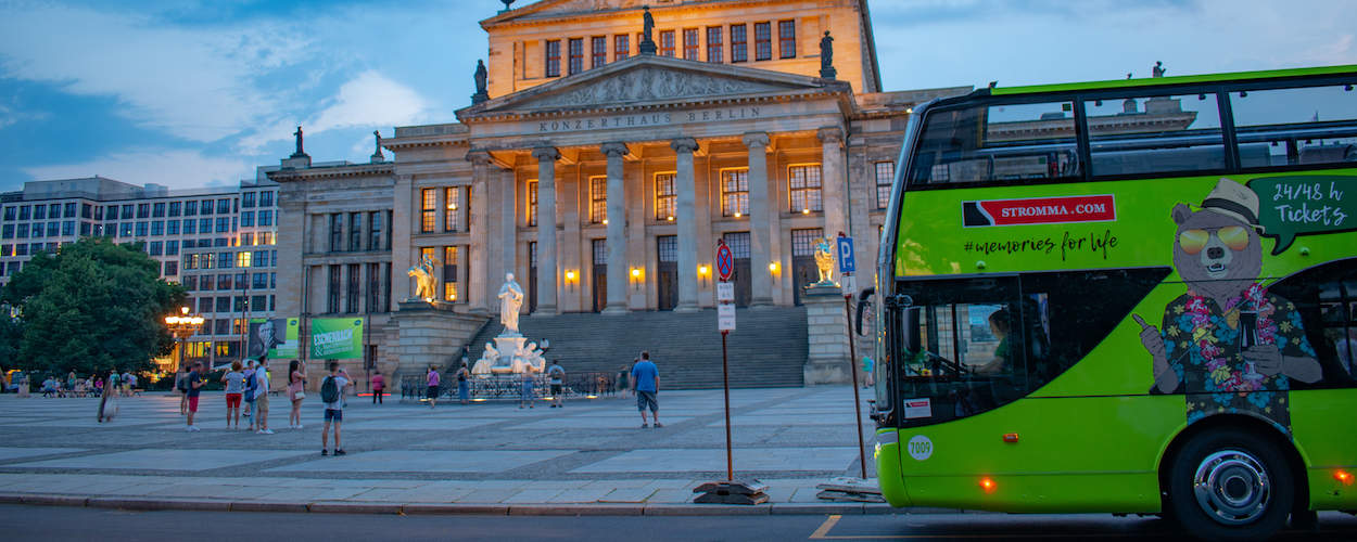 Abendliche Stadtrundfahrt im Bus Berlin Gendarmenmarkt 1250x500