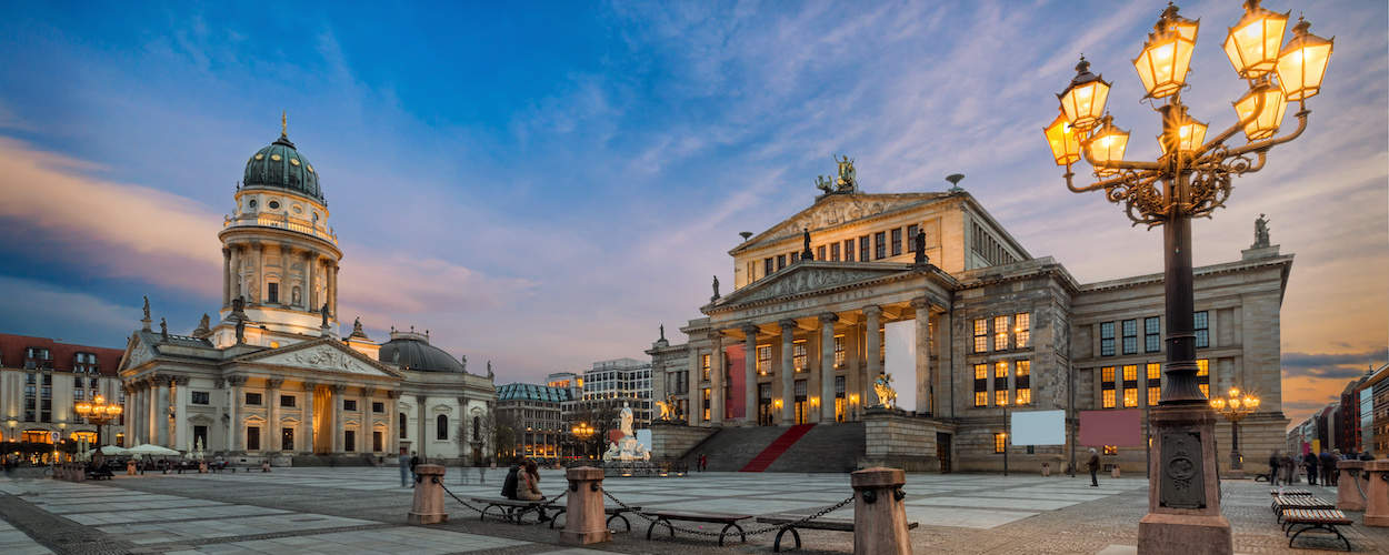 Abendliche Stadtrundfahrt im Bus Berlin Gendarmenmarkt Panorama 1250x500