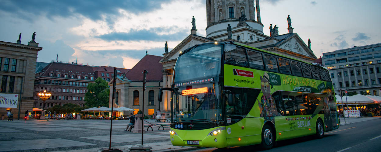 Abendliche Stadtrundfahrt im Bus Berlin Haltestelle mit Bus 1250x500