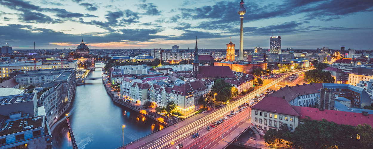 Abendliche Stadtrundfahrt im Bus Berlin Luftaufnahme Mitte 1250x500