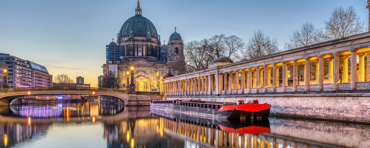 Abendliche Stadtrundfahrt im Bus Berlin Museumsinsel 1250x500