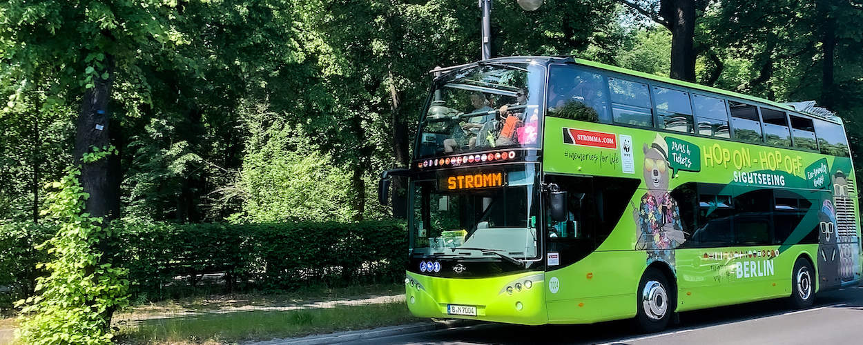 Hop On Hop Off Stadtrundfahrt Berlin Bus unterwegs 1250x500