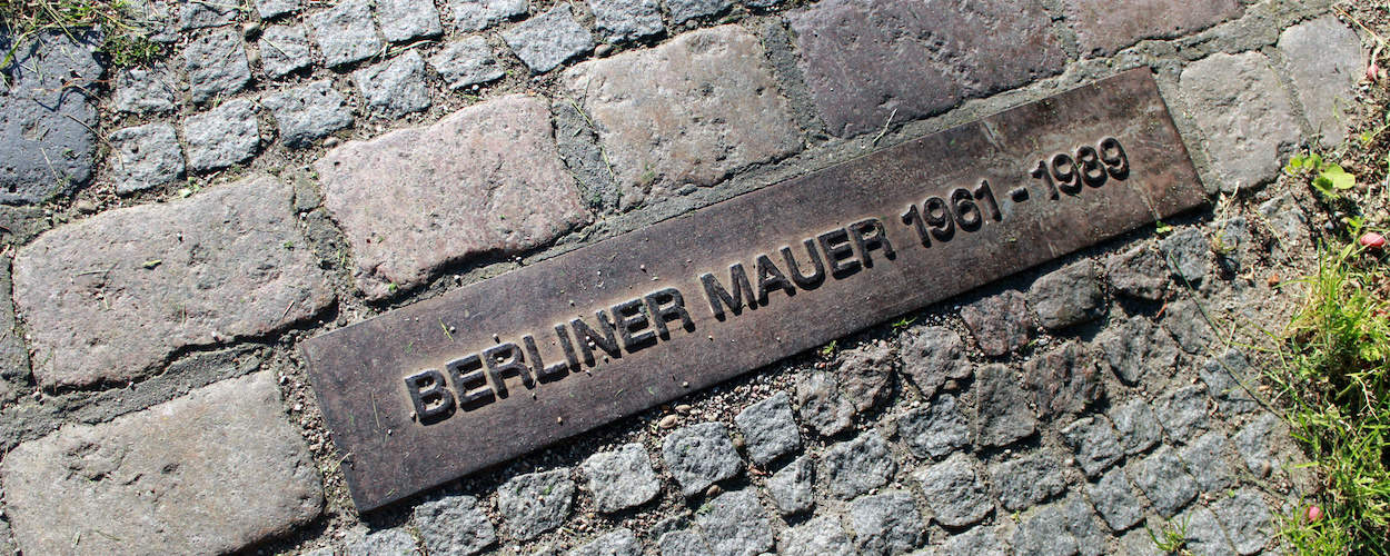 Mauer Tour Berlin Platte im Boden 1250x500