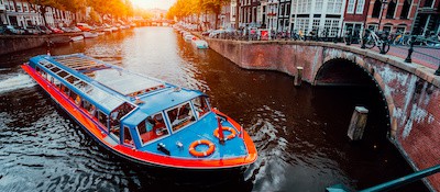 Grachtenfahrt Amsterdam mit Bar durch die Stadt Produktbild lang