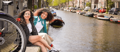 Professionelles Fotoshooting an den Grachten Amsterdam Produktbild lang